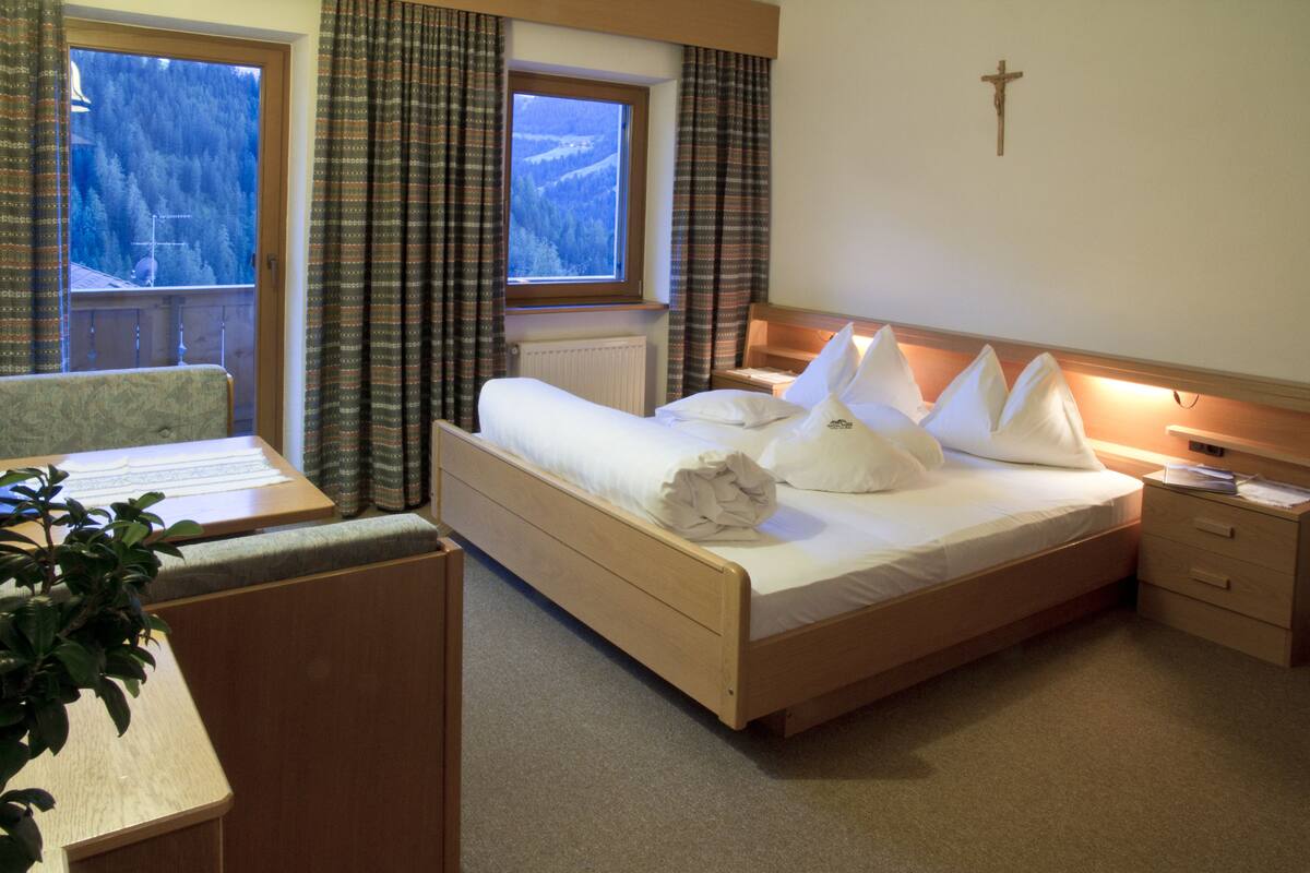 standard double room | hypo-allergenic bedding, in-room safe, desk, soundproofing