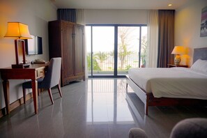 Studio, Beach View | Minibar, in-room safe, desk, blackout drapes