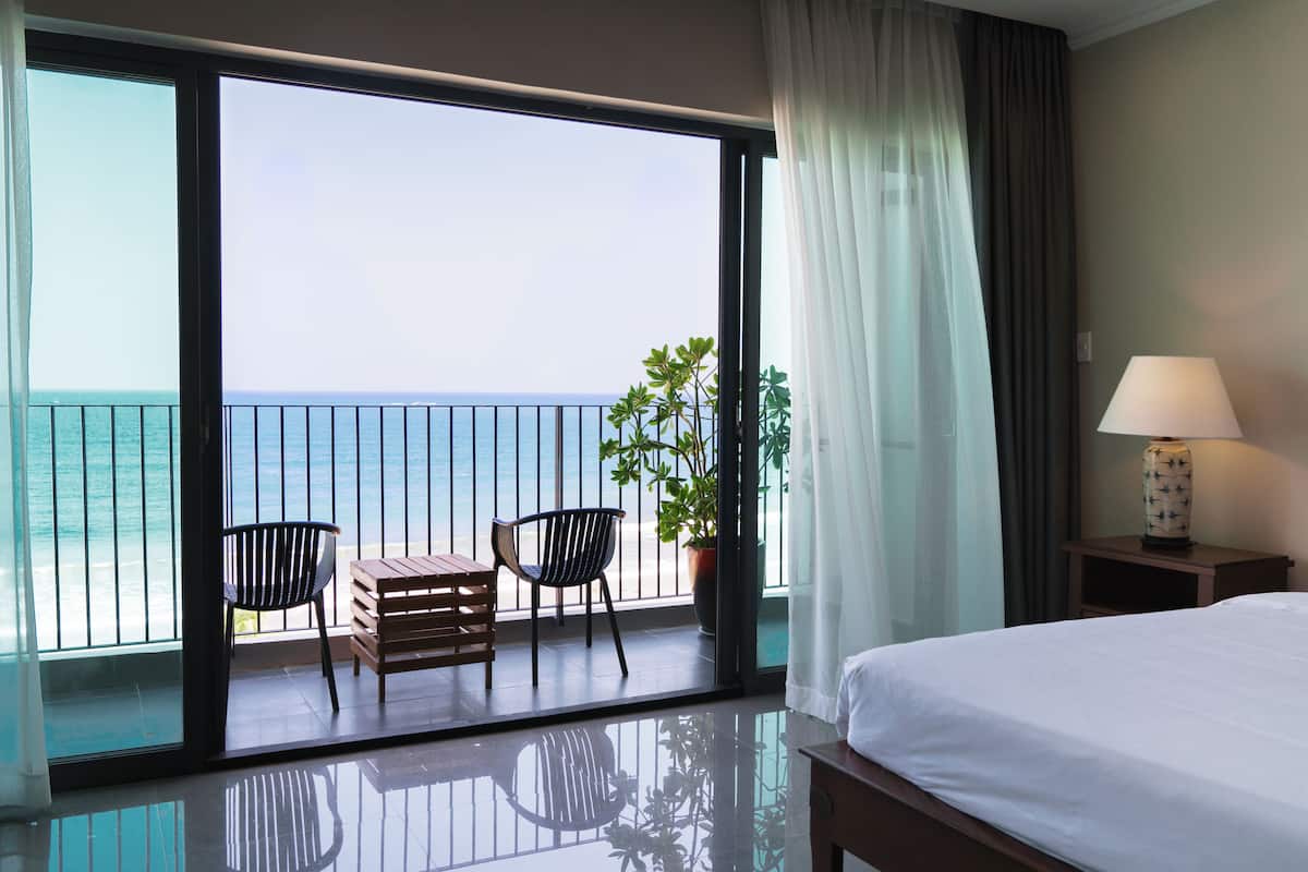 Studio, Beach View | Minibar, in-room safe, desk, blackout drapes