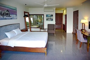 Minibar, in-room safe, desk, blackout curtains - Dan Oasis Beach Hotel and Apartment (Da Nang)
