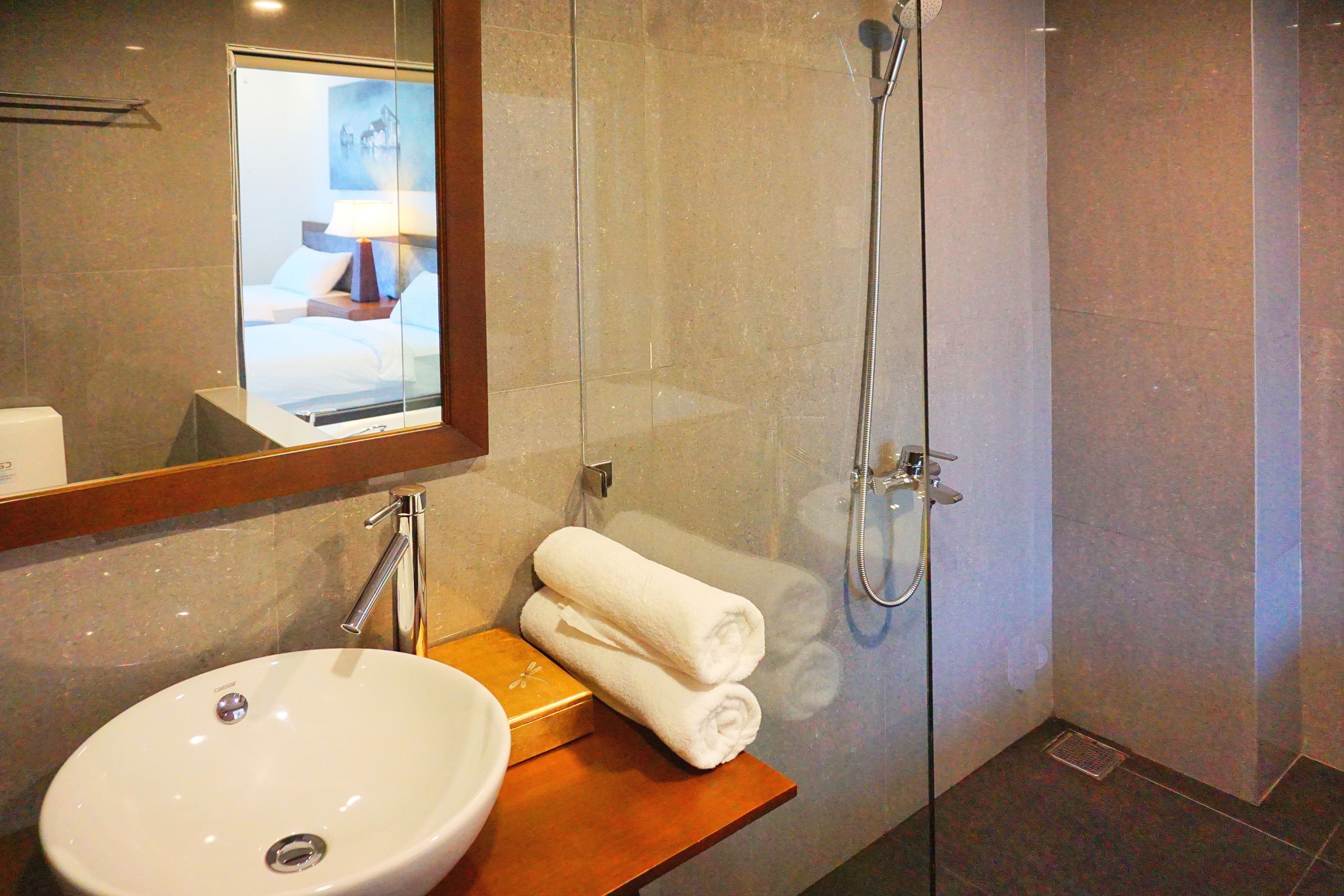 rainfall showerhead, free toiletries, hair dryer, slippers