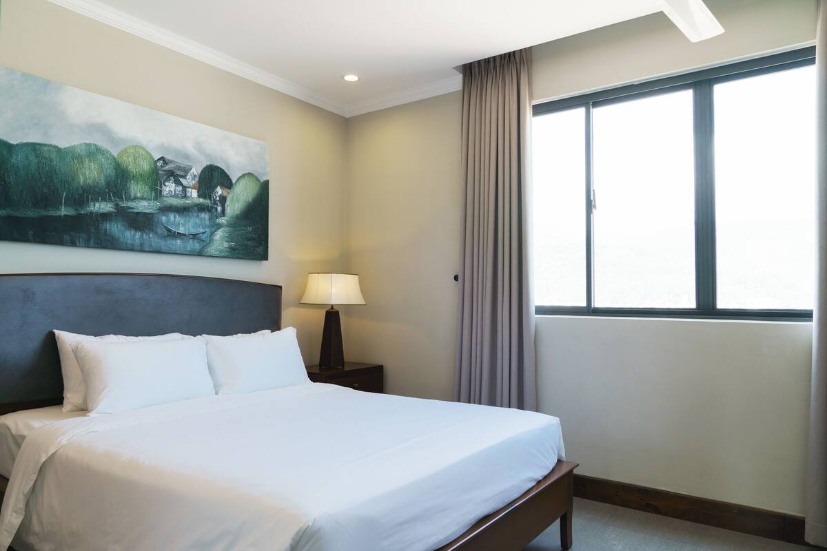 Quarto superior, vista parcial para o oceano | Frigobar, cofres nos quartos, escrivaninha, cortinas blackout
