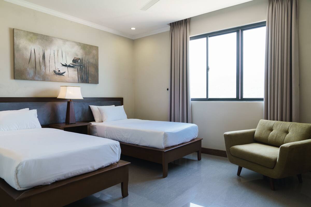 Frigobar, cofres nos quartos, escrivaninha, cortinas blackout