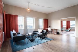 家庭房 (Grand) | 起居区 | 平板电视