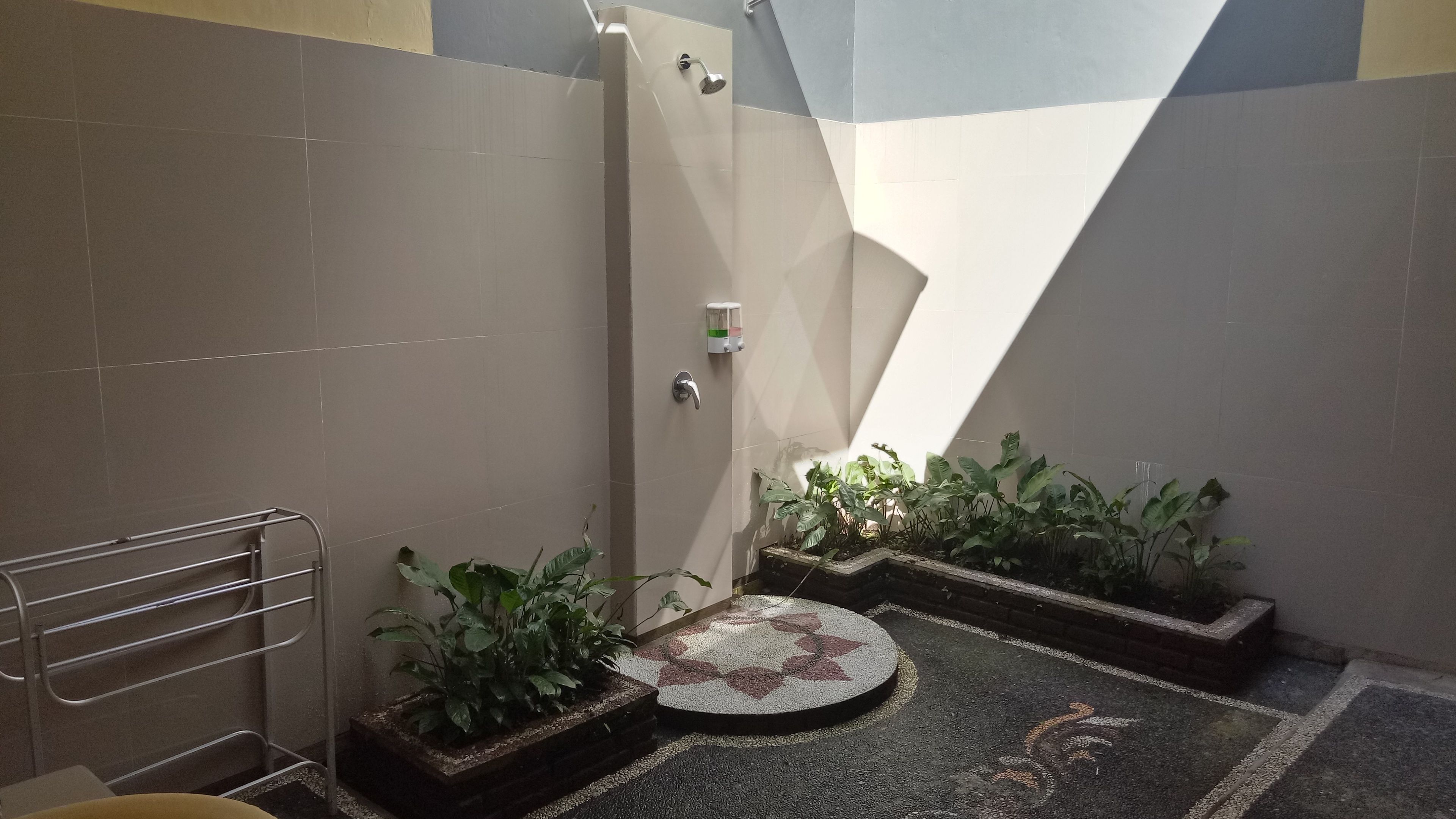 standard room | bathroom | free toiletries, hair dryer, slippers, towels