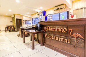 Melayani sarapan, makan siang, makan malam; dengan pemandangan laut