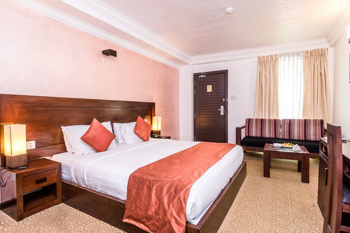 Quarto casal luxo, 1 quarto | Frigobar, cofres nos quartos, escrivaninha, cortinas blackout
