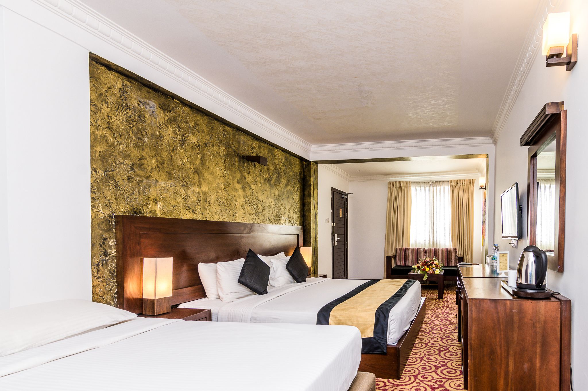 Junior Suite | Minibar, in-room safe, desk, blackout drapes