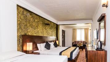 Junior Suite | Minibar, in-room safe, desk, blackout curtains