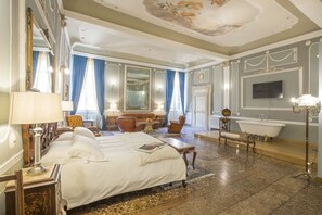 Luxe suite, 1 slaapkamer, balkon | Italiaanse Frette-lakens, luxe beddengoed, donsdekens