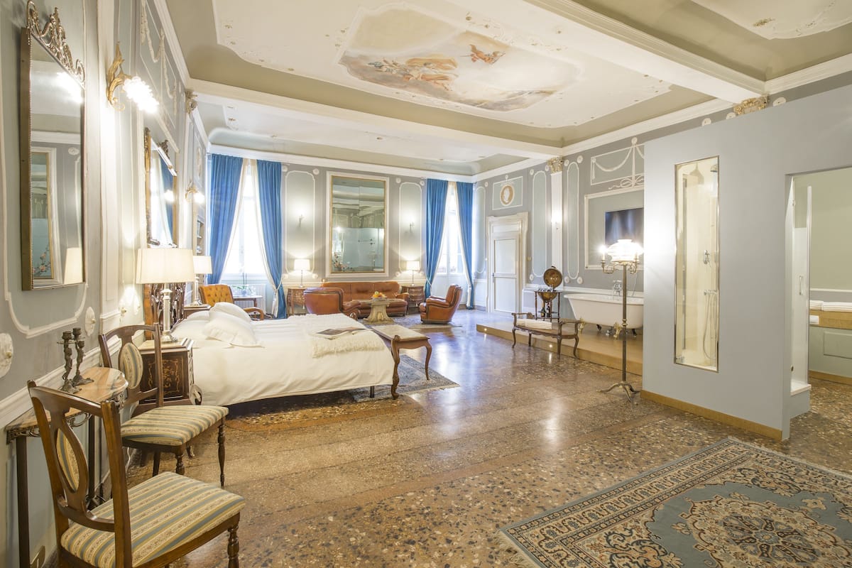Luxe suite, 1 slaapkamer, balkon | Italiaanse Frette-lakens, luxe beddengoed, donzen dekbedden