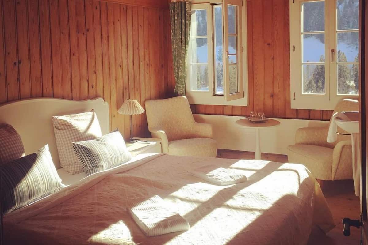 Traditionellt dubbelrum eller tvÄbÀddsrum - delat badrum - utsikt mot bergen | SÀngtillbehör av högsta kvalitet, individuell inredning och unika möbler