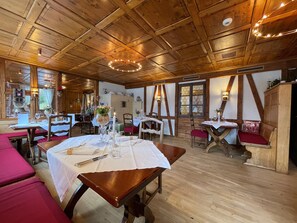 Déjeuner, dßner et souper servis sur place; cuisine locale