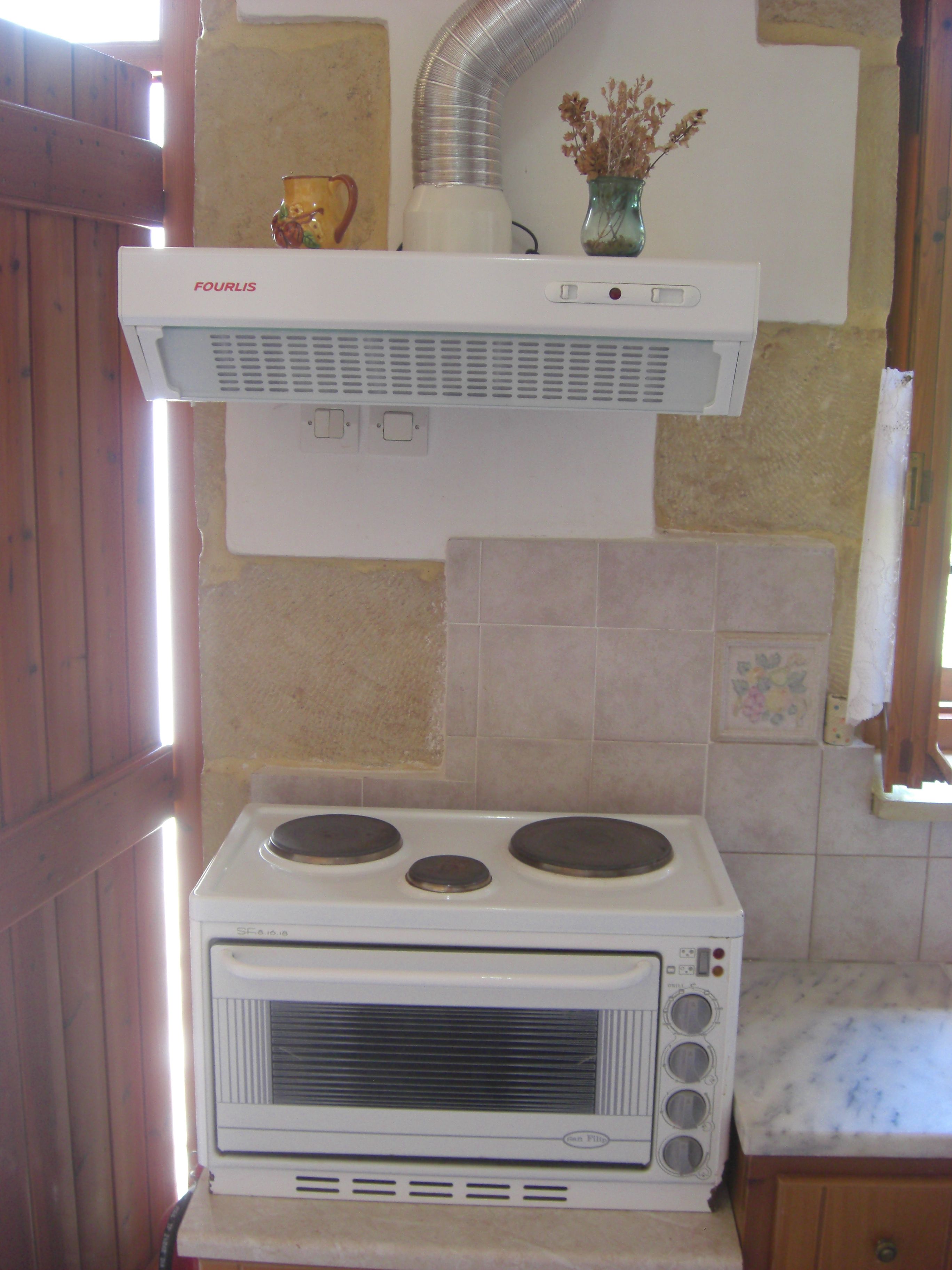 fridge, stovetop, coffee/tea maker, electric kettle