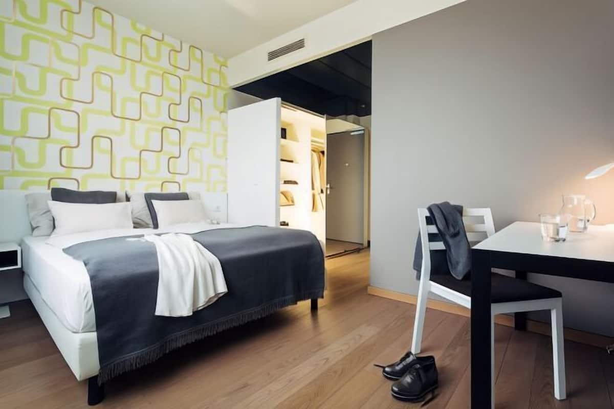Hypo-allergenic bedding, in-room safe, desk, blackout curtains