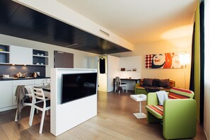 Hypo-allergenic bedding, in-room safe, desk, blackout curtains - harry’s home München Moosach hotel & apartments (Munich)