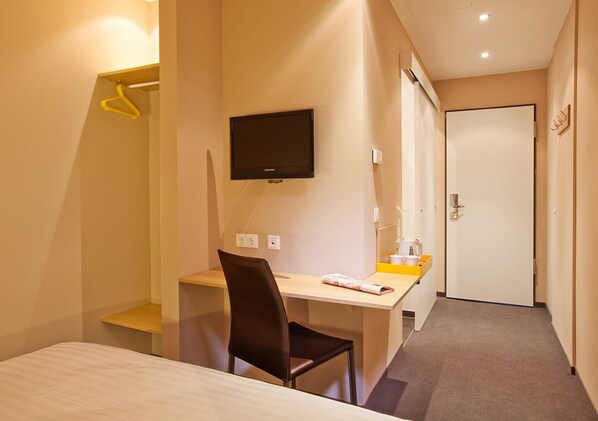 Hypo-allergenic bedding, in-room safe, desk, blackout curtains