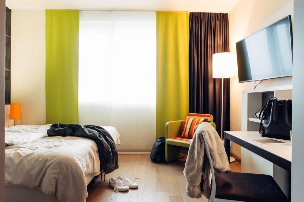 Hypo-allergenic bedding available, in-room safe, desk, blackout drapes