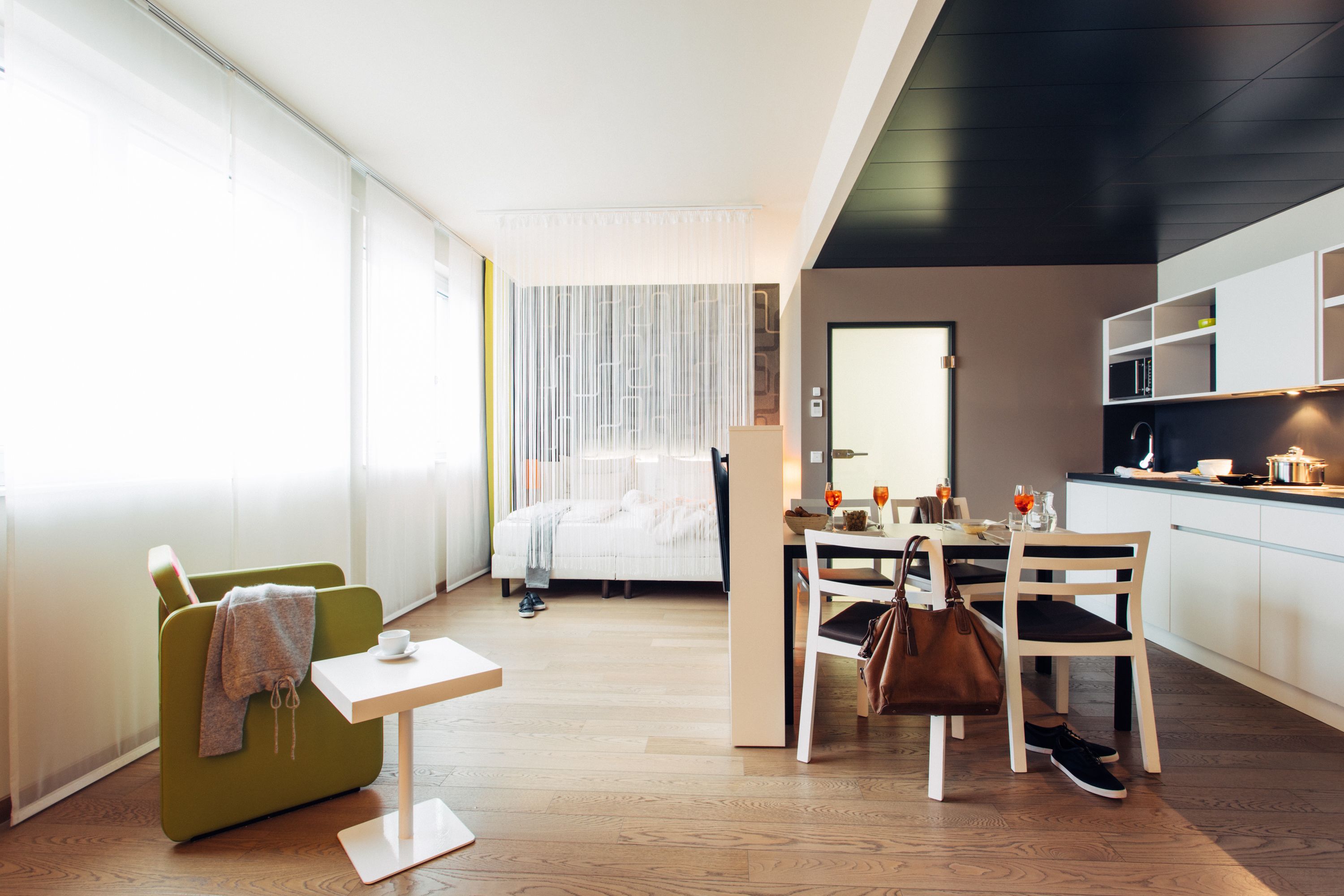 Ropa de cama hipoalergénica y caja de seguridad en la habitación 