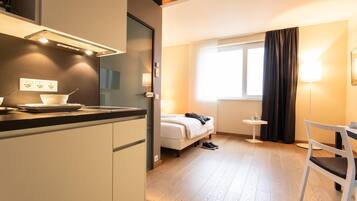 Hypo-allergenic bedding, in-room safe, desk, blackout drapes