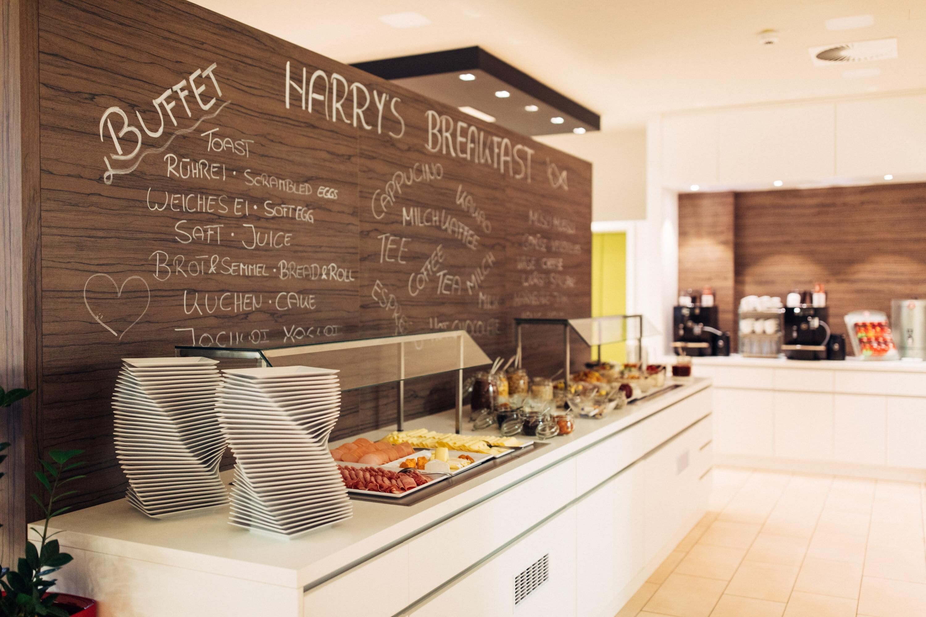 Tägliches Frühstücksbuffet (16 EUR pro Person)