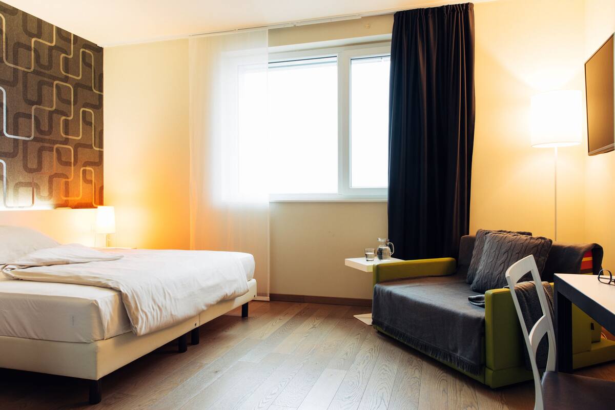 Studio, Kitchenette | Peralatan tempat tidur hipoalergenik, peti besi dalam bilik, meja 
