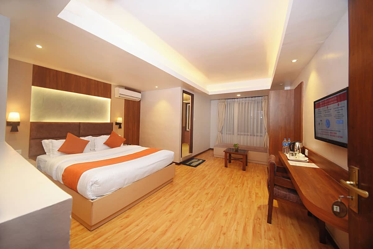 Deluxe King | Premium bedding, Select Comfort beds, in-room safe, desk