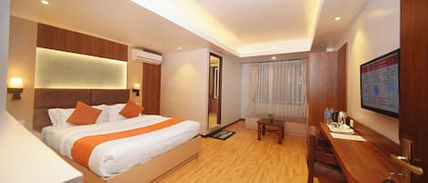 Deluxe King | Premium bedding, Select Comfort beds, in-room safe, desk