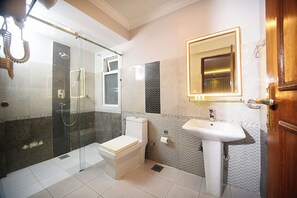 Super Deluxe with Balcony | Bathroom | Hair dryer, slippers, towels, soap - Hotel Mums Home (Kathmandu)