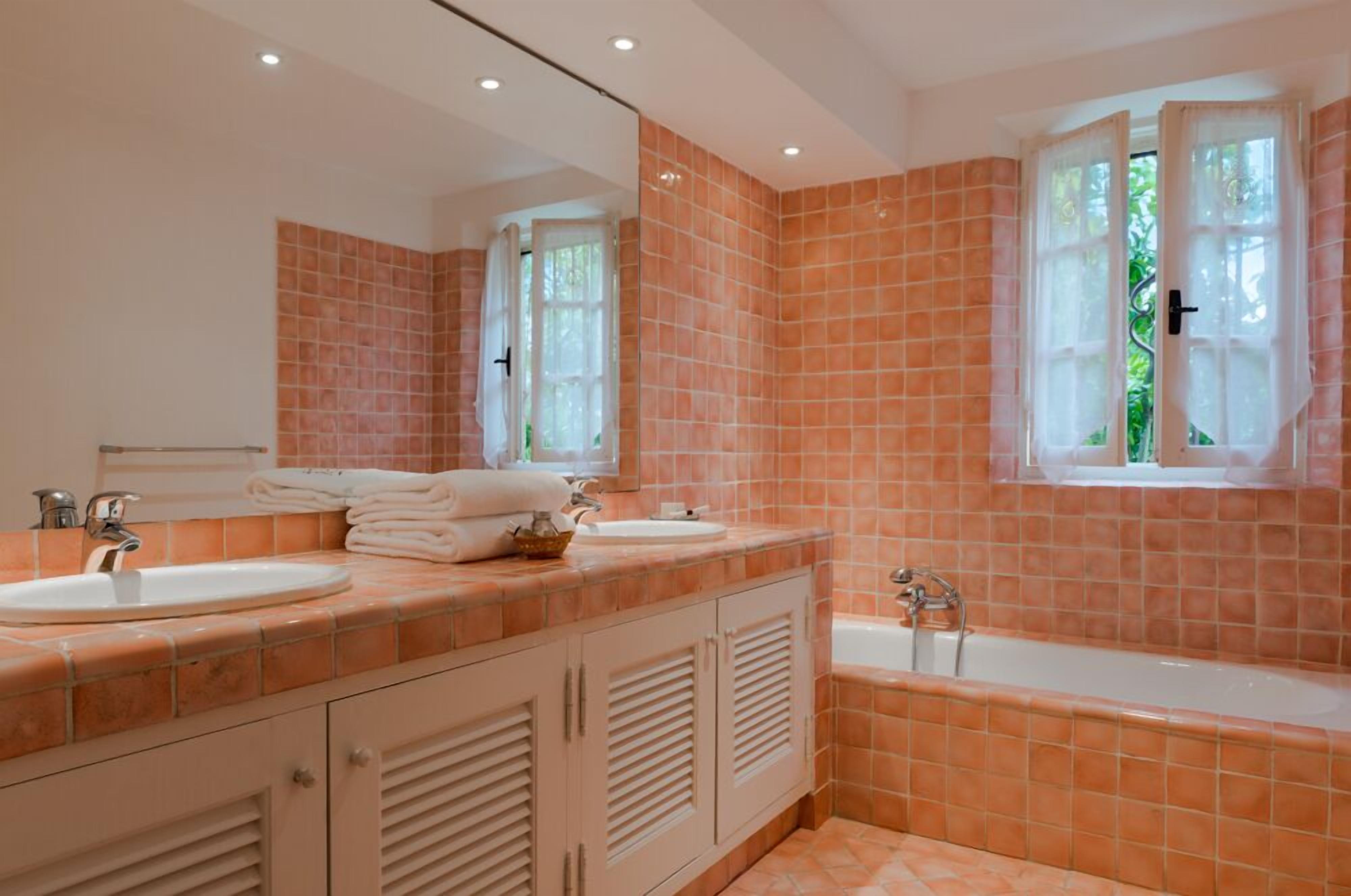 shower, free toiletries, hair dryer