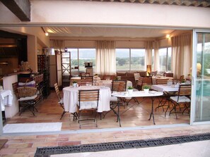 S'hi serveixen dinars, sopars i plats de cuina mediterrània