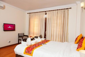Deluxe Double or Twin Room | In-room safe, desk, soundproofing, iron/ironing board