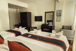 Quarto triplo luxo, 1 quarto | Cofres nos quartos, escrivaninha, quartos à prova de som