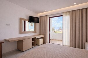 Studio | Bathroom | Shower, hair dryer, towels