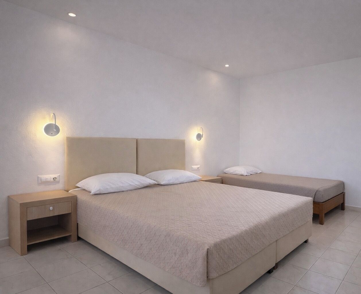 خزنة داخل الغرفة وتجهيزات عازلة للصوت وأسرّة أطفال/رضّع (مجانًا)