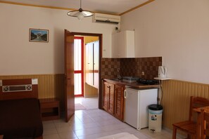 Fridge, stovetop, coffee/tea maker, electric kettle - Golden Sun (Kos)