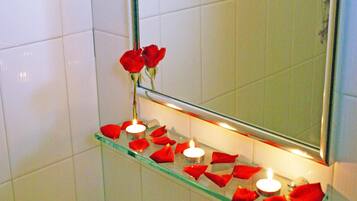 Dusche, Haartrockner, Handtücher