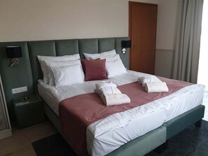 Deluxe Studio | Premium bedding, pillowtop beds, in-room safe, desk - Holiday Club Apartman Hotel (Hévíz)