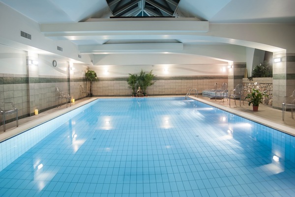 Innenpool, geöffnet von 08:00 Uhr bis 20:00 Uhr, Liegestühle