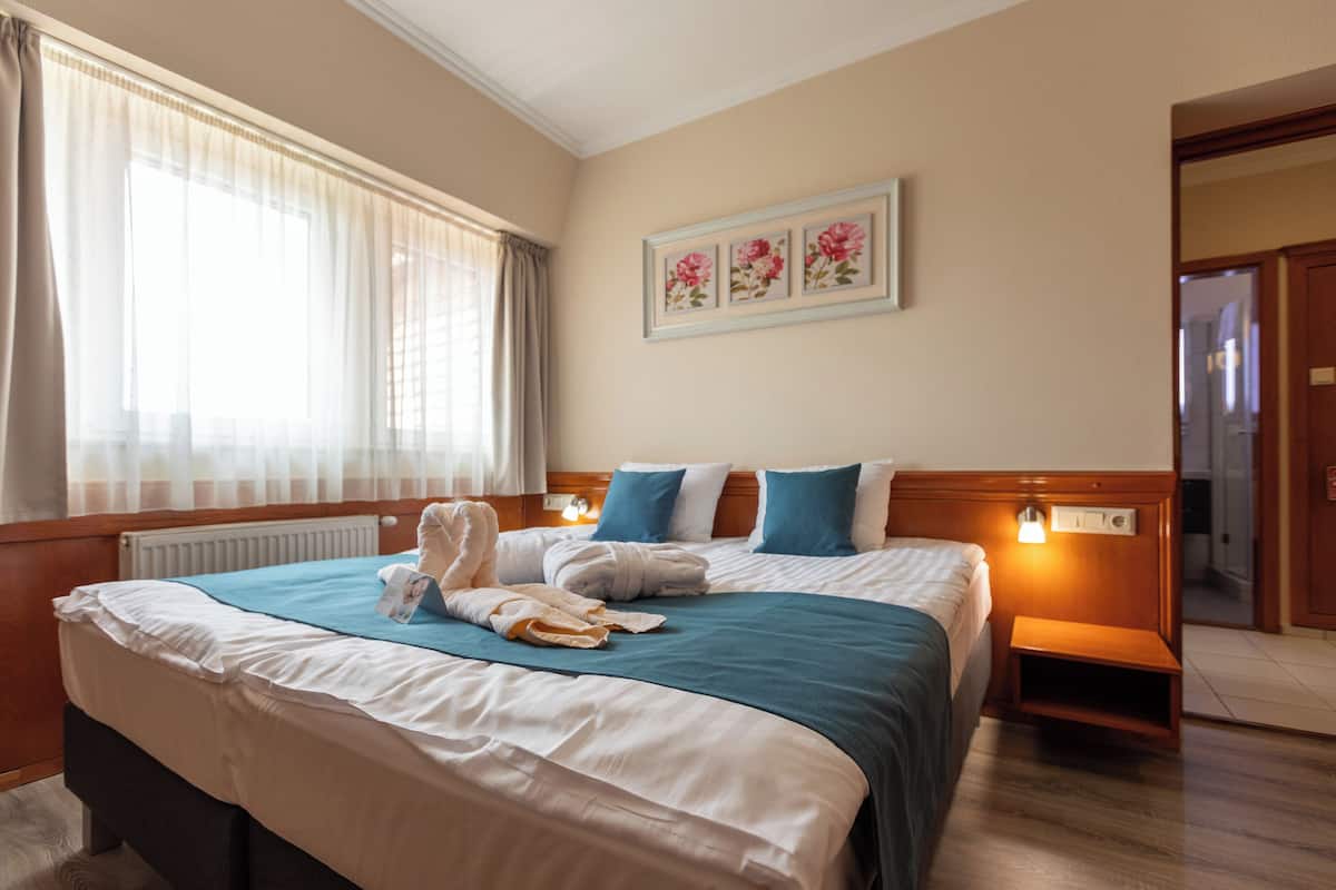 Comfort Apartment | Premium bedding, pillowtop beds, in-room safe, desk