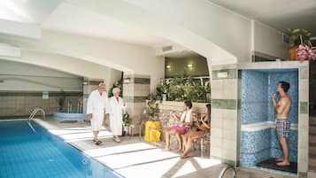 Hồ bơi trong nhà, mở cửa từ 8:00 đến 20:00, ghế dài tắm nắng