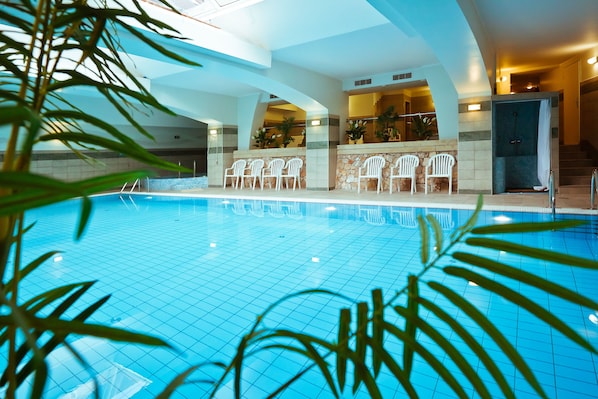 Piscina coberta (horari: 08:00-20:00) i gandules