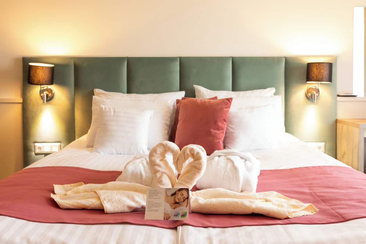 Deluxe Studio | Premium bedding, pillowtop beds, in-room safe, desk