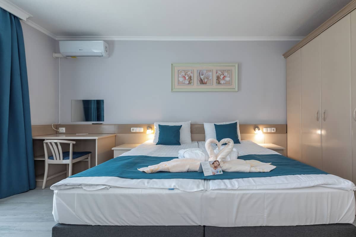Standard Apartment | Premium bedding, pillowtop beds, in-room safe, desk