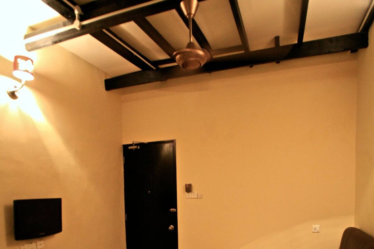 Escritorio, sistema de insonorización y tabla de planchar con plancha