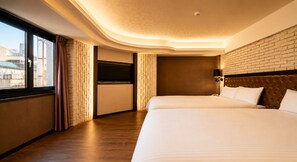 Vierpersoonskamer (Non-smoking) | Luxe beddengoed, donzen dekbedden, een gratis minibar