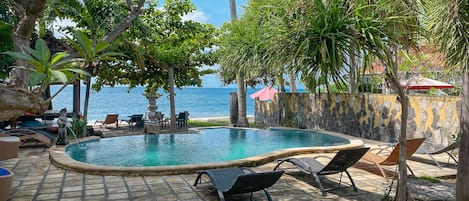 Piscine extérieure, chaises longues