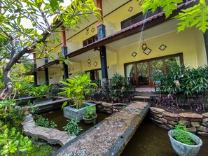 Minibar, caja de seguridad en la habitación y decoración personalizada
