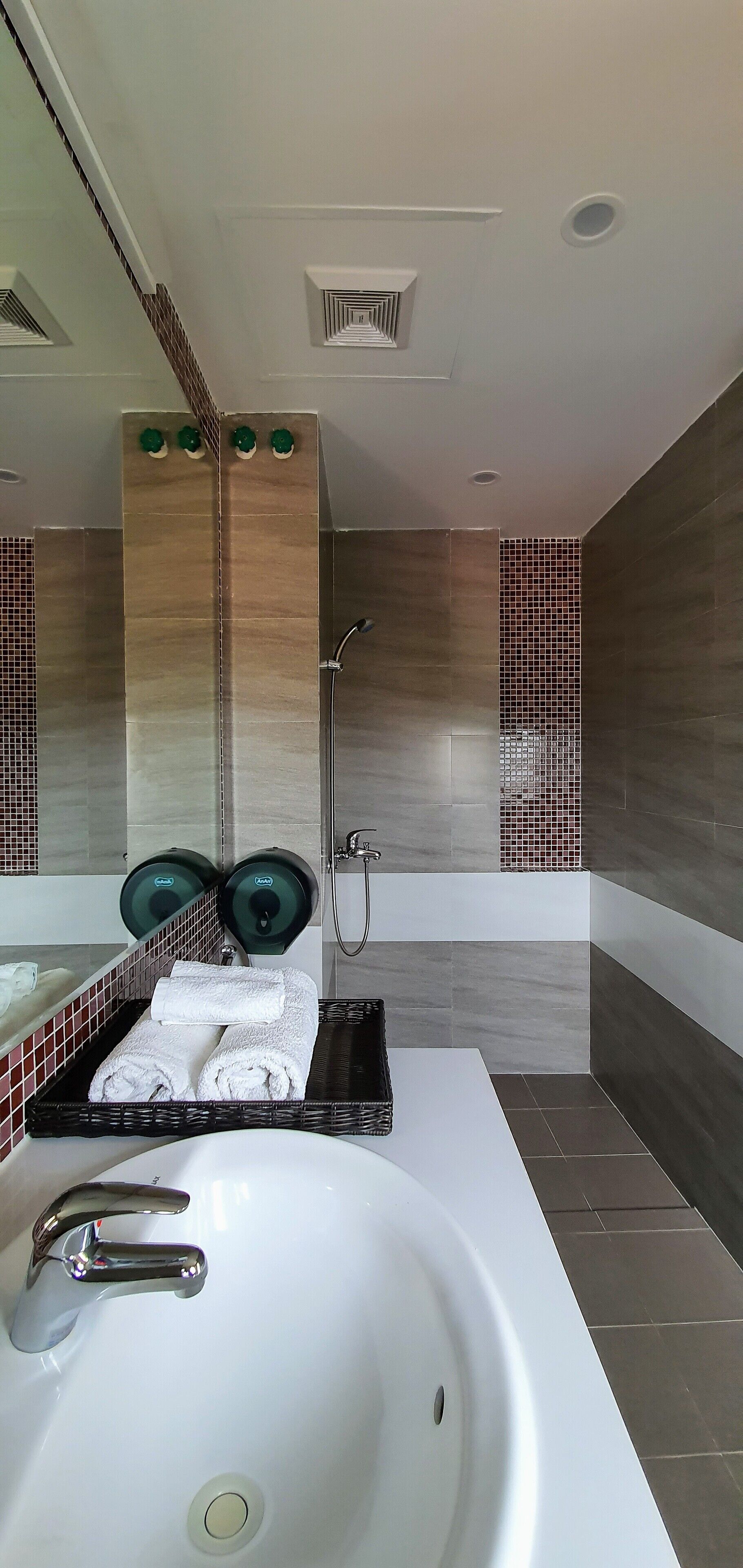 Phòng Deluxe | Phòng tắm | Buồng tắm vòi sen, máy sấy tóc, dép đi trong nhà, khăn tắm 