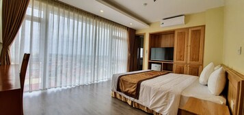 Deluxe Room | 1 bedroom, minibar, desk, rollaway beds